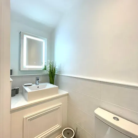 Renovated 2 Bedroom With 2 Bathrooms *