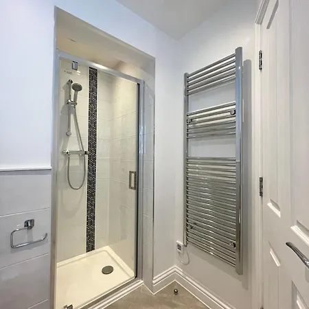 Apartman Renovated 2 Bedroom With 2 Bathrooms