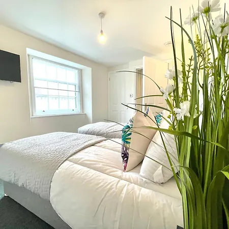 Renovated 2 Bedroom With 2 Bathrooms *