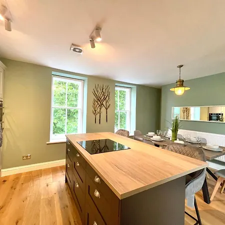 Renovated 2 Bedroom With 2 Bathrooms * Bristol