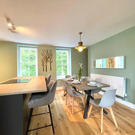 Renovated 2 Bedroom With 2 Bathrooms *